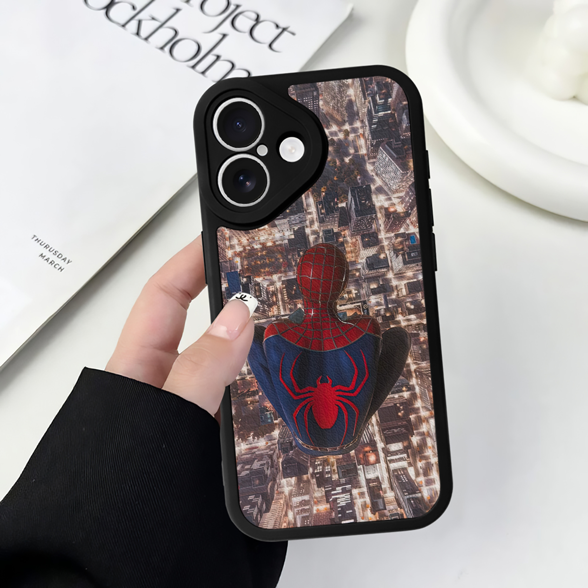 （画像用） Spider Man スパイダーマン 【iPhone 16シリーズ対応】シリコンスマホケース（レザー調） 材質：シリコン
